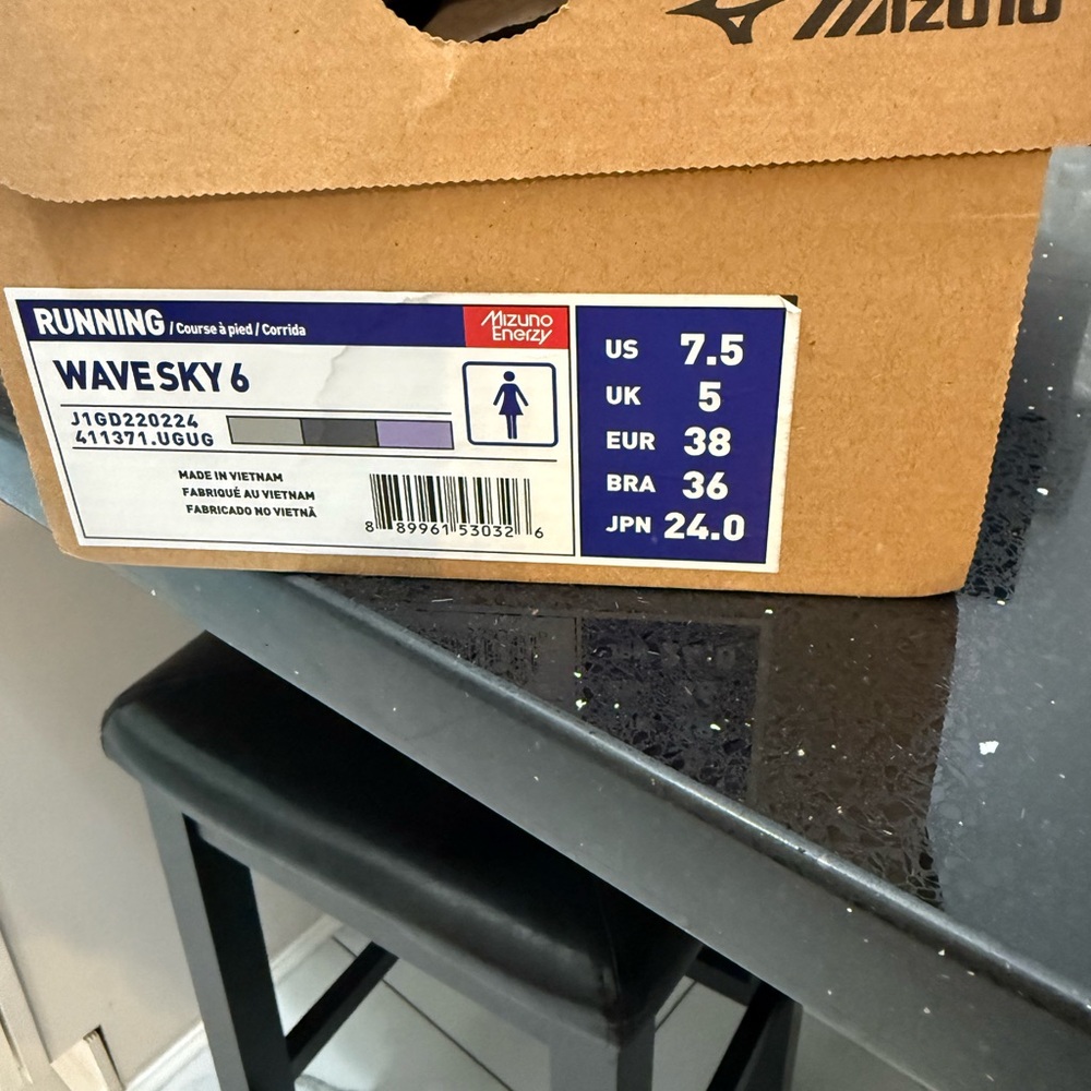Mizuno Gray Athletic Shoes for Performance